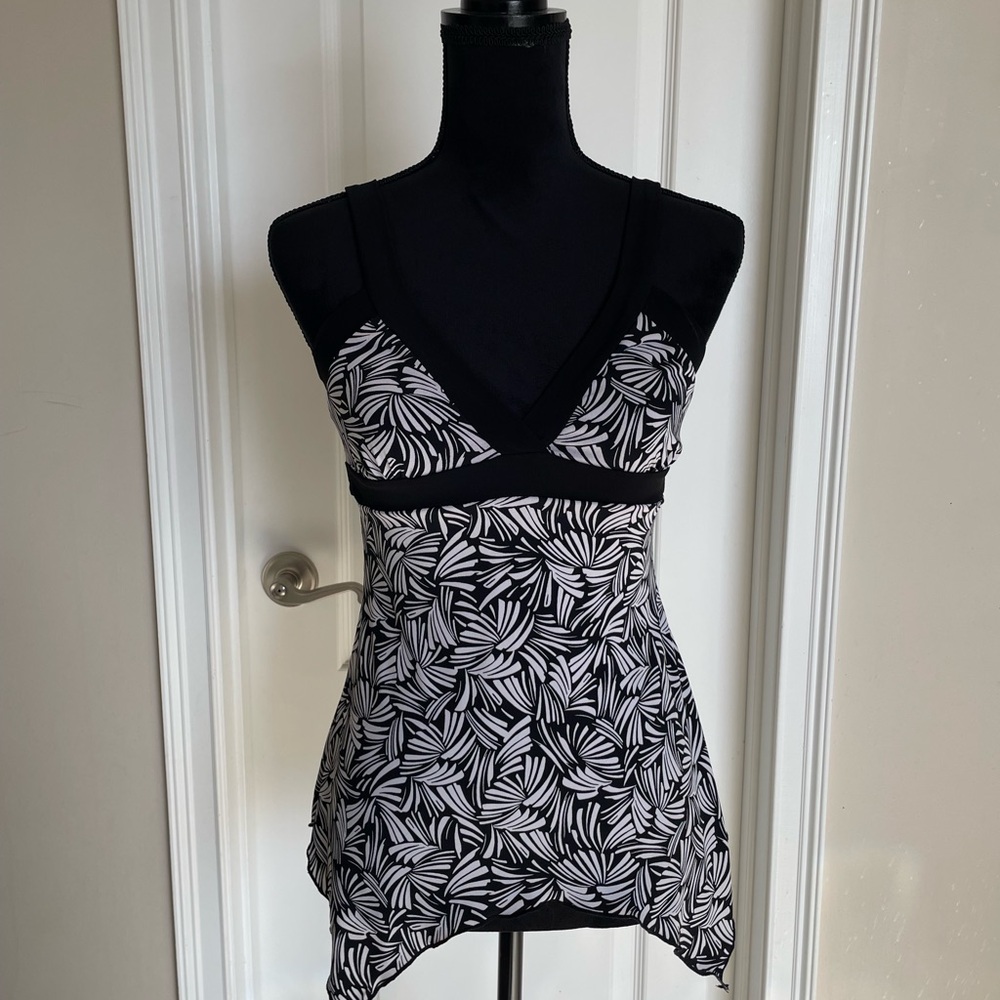 I.N. San Francisco Black and White Leaf Camisole